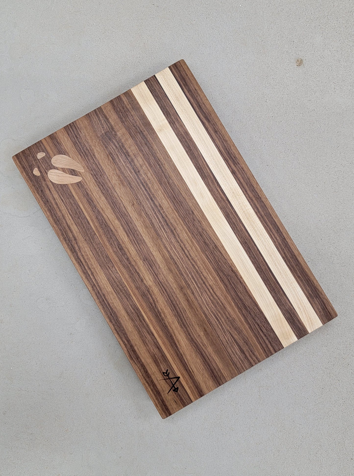 " Elk " Walnut and Maple Wood Cutting board

Artist: Kevin Shimkus

Edge-grain cutting board made of walnut and maple

Elk footprint inlay in lower left corner